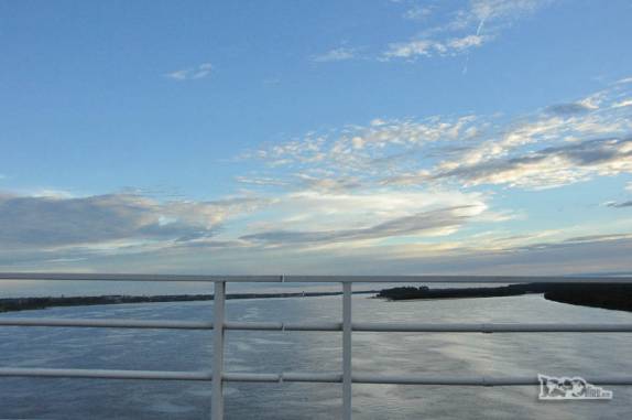 Cruzando a ponte General Artigas, sobre o rio Uruguay, unindo a Argentina (lado direito) ao Uruguai (lado esquerdo), na cidade de Paysandú